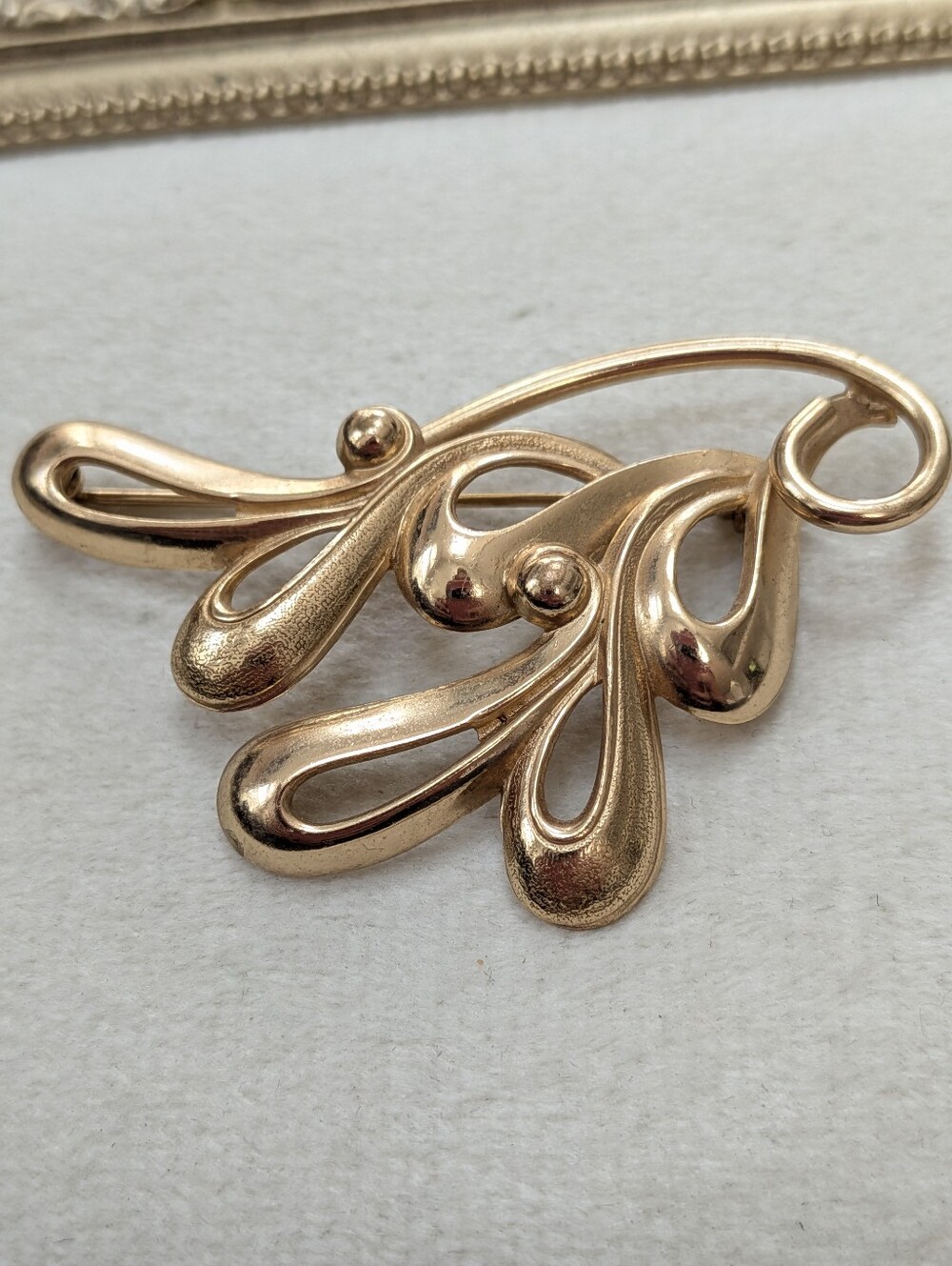 Vintage Gold Tone Swirl Abstract Heart Brooch